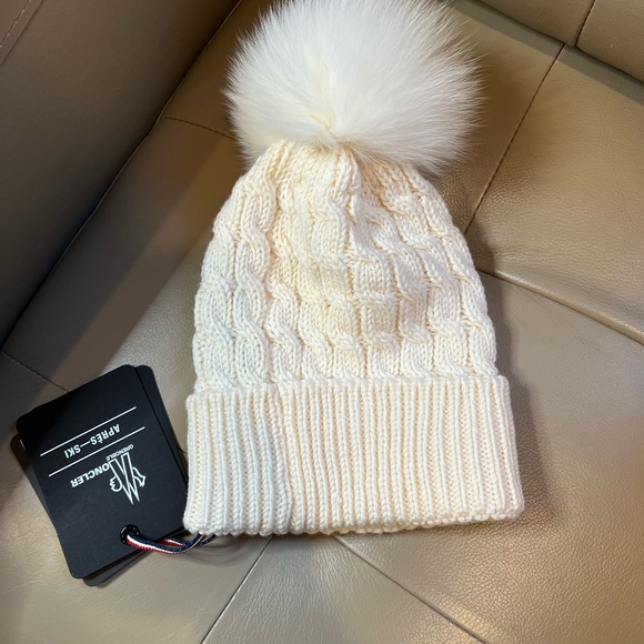 Moncler beanie with tags - Picture 2 of 5
